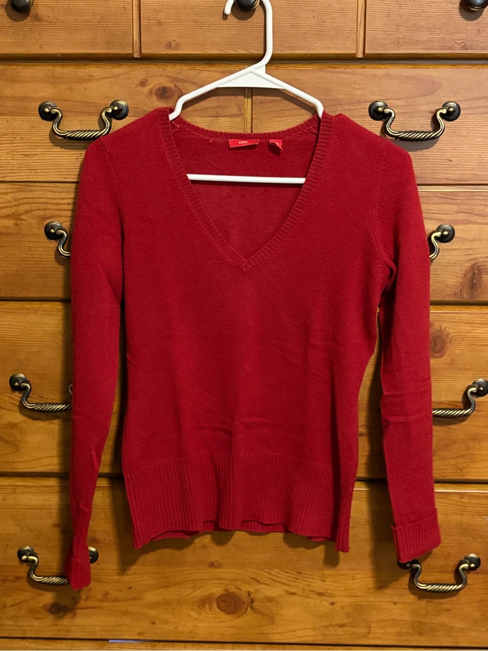 CeCe Women's Red V-Neck Slim Knit Sweater